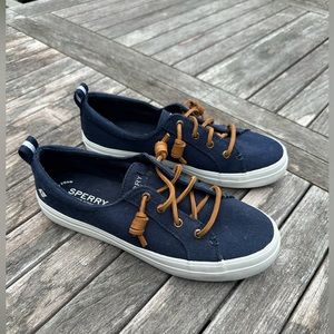Women’s Sperry Crest Vibe Sneaker in Navy Blue. Size 6.5.